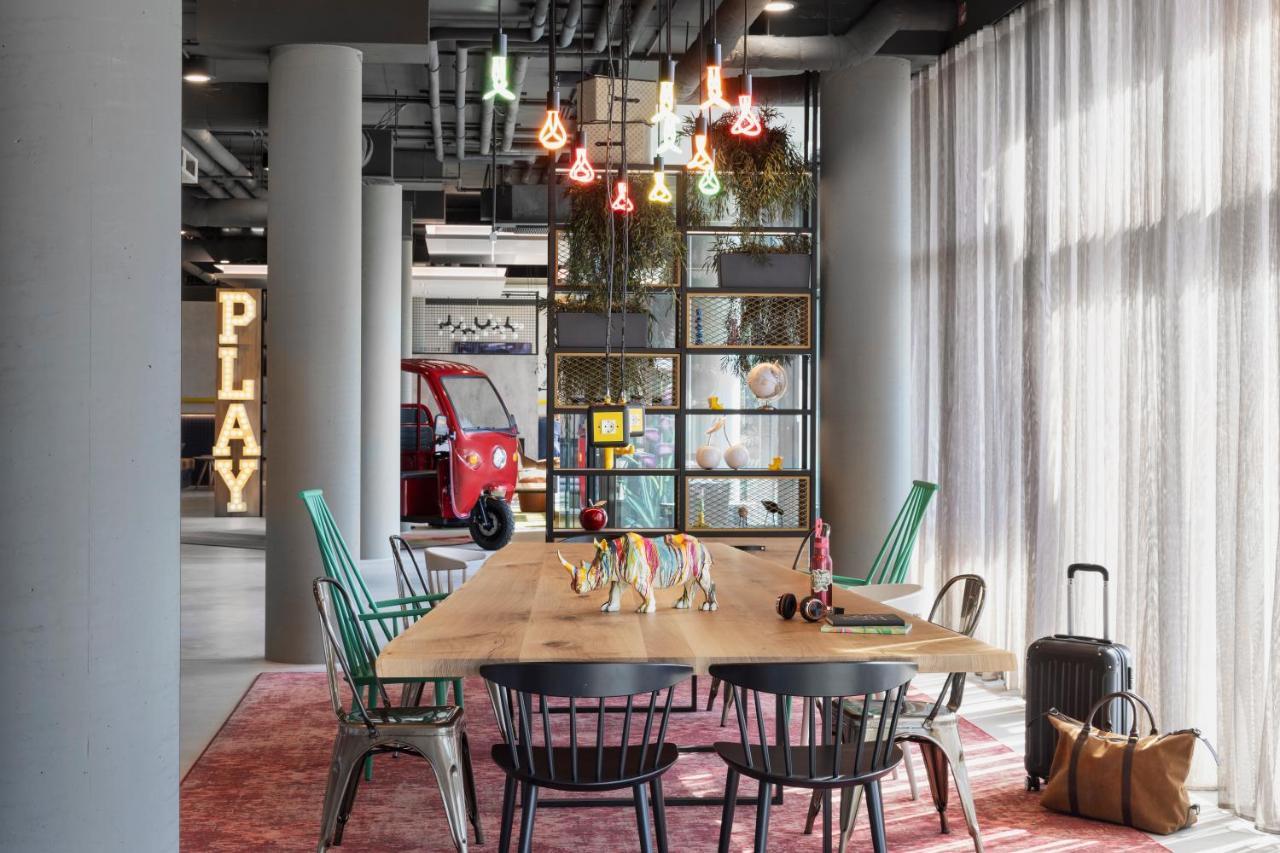 Moxy Vienna City East Экстерьер фото