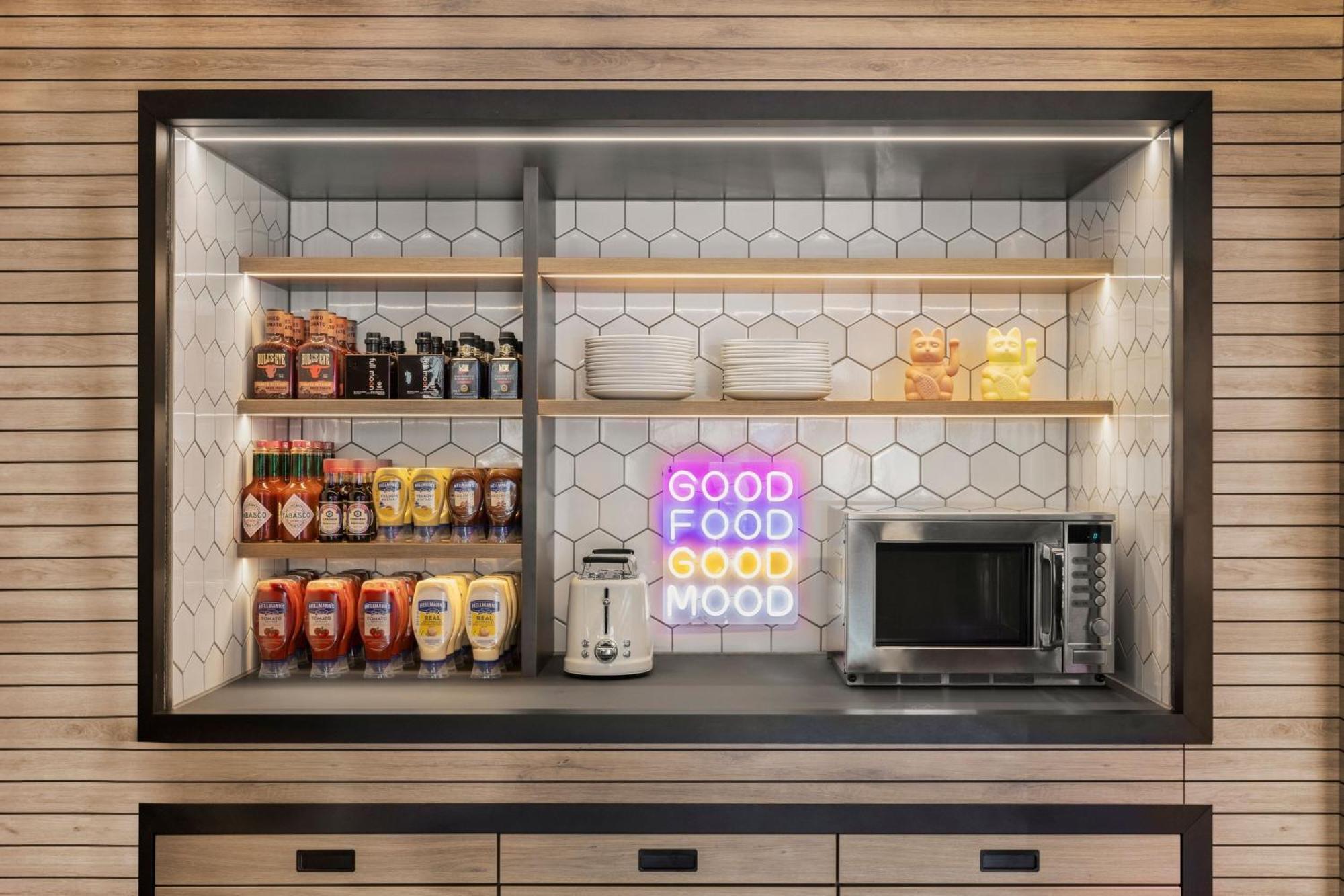 Moxy Vienna City East Экстерьер фото