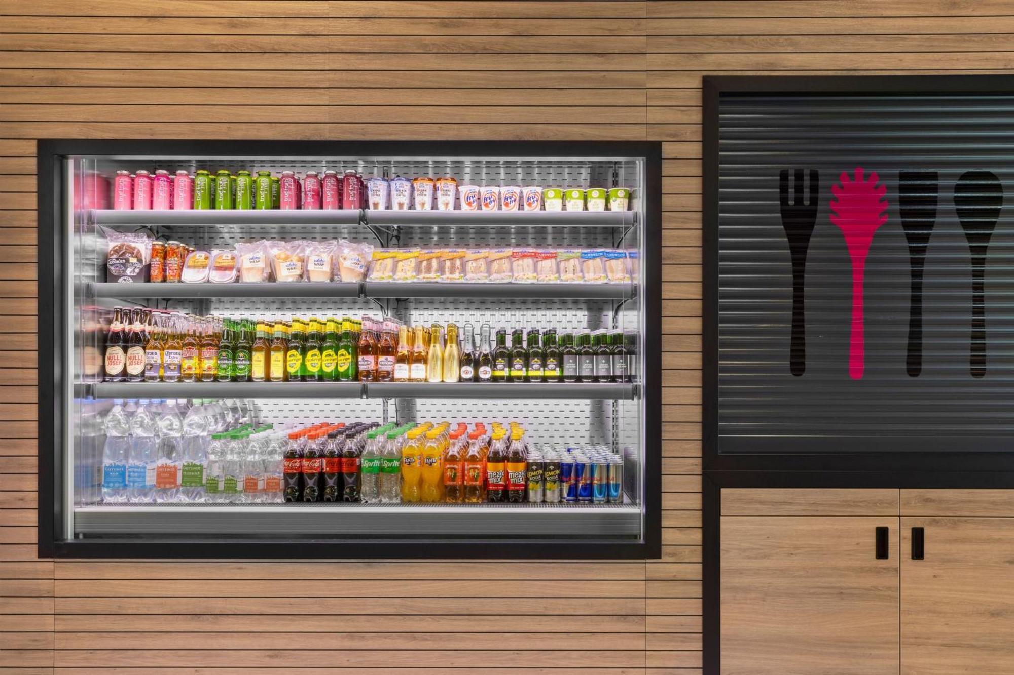 Moxy Vienna City East Экстерьер фото