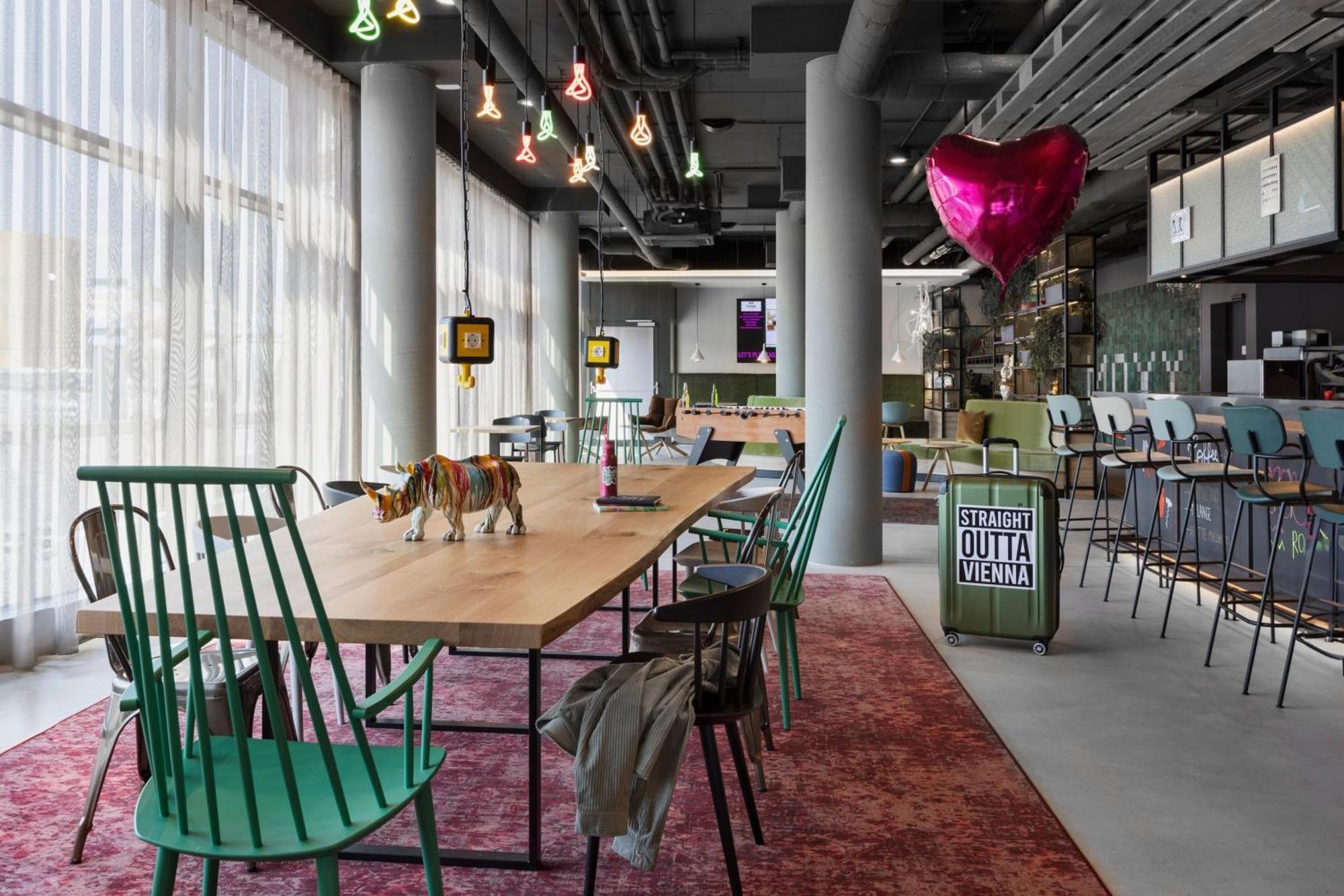 Moxy Vienna City East Экстерьер фото