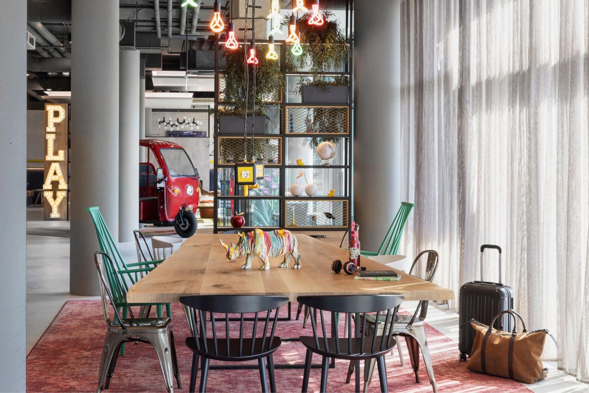 Moxy Vienna City East Экстерьер фото