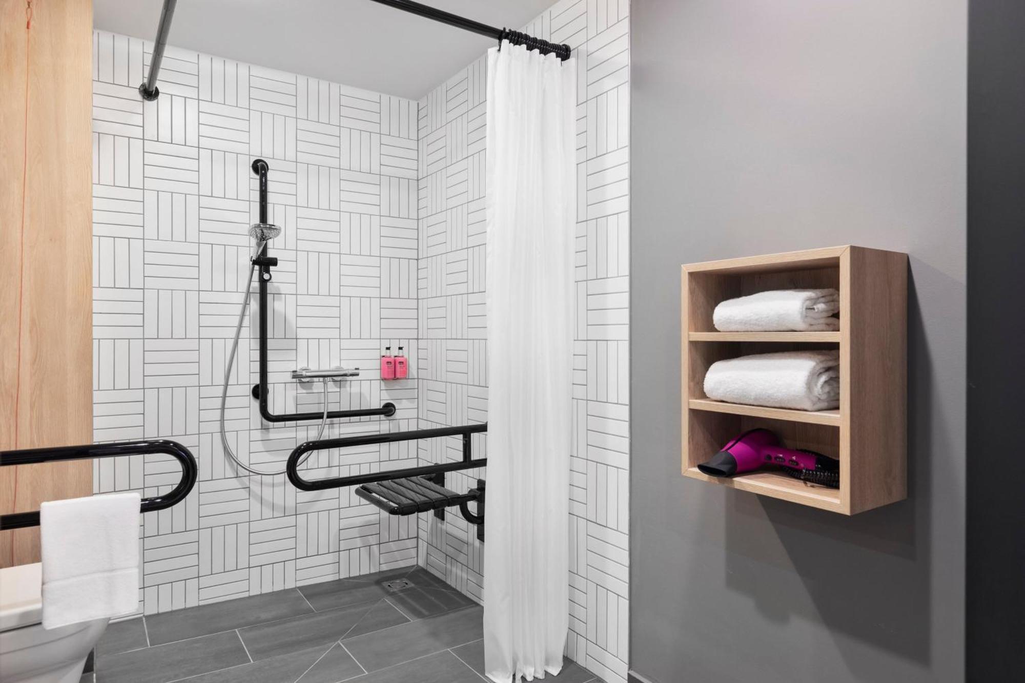 Moxy Vienna City East Экстерьер фото