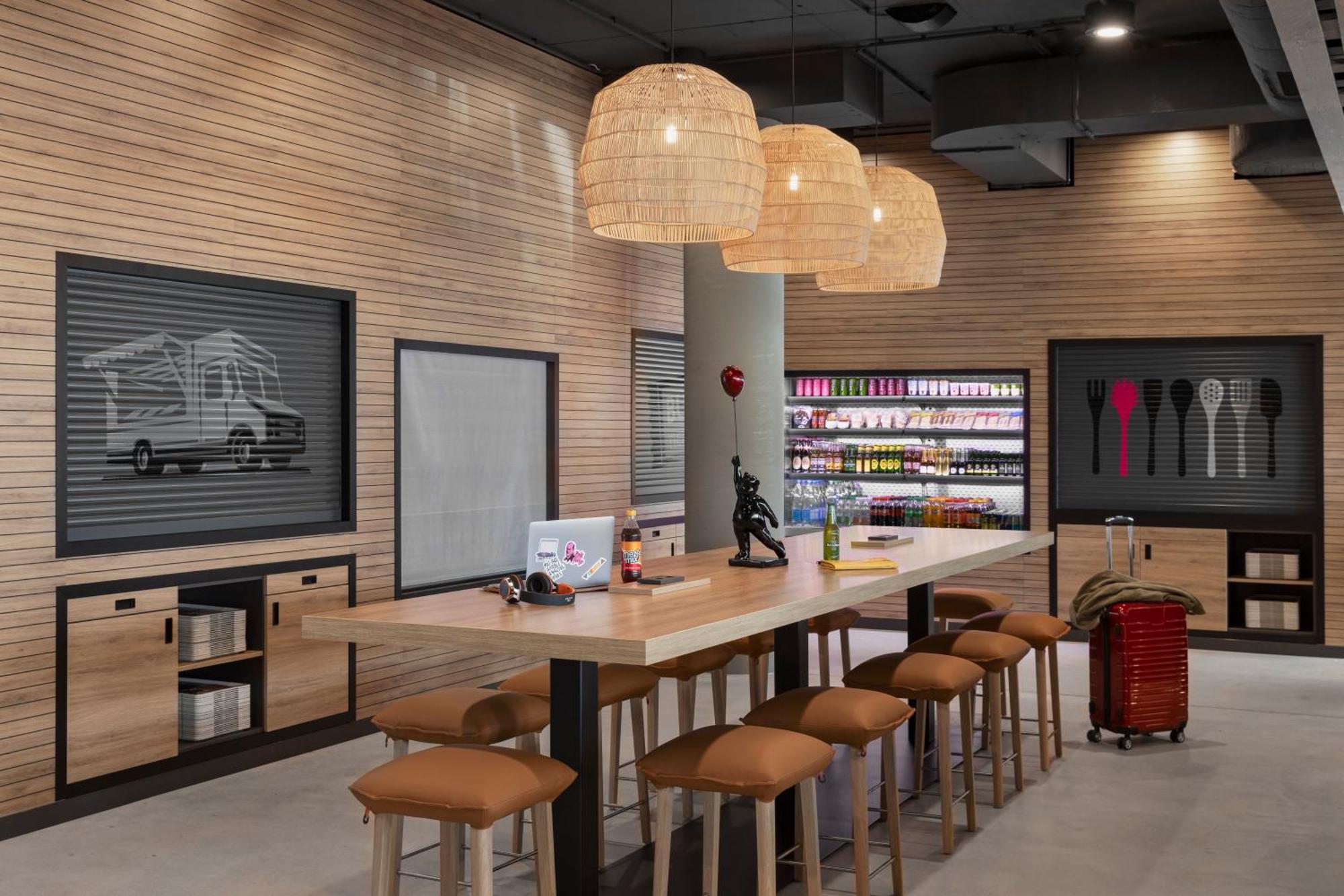 Moxy Vienna City East Экстерьер фото